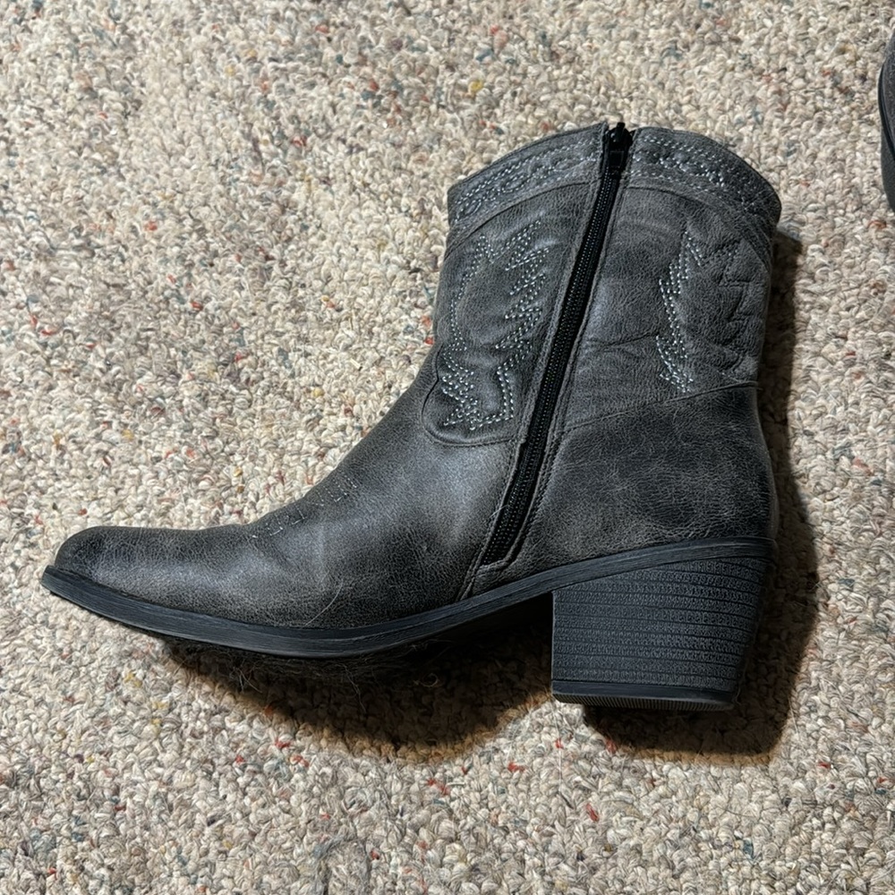 Gray boots - Picture 3 of 4